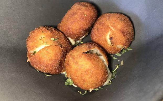 Las croquetas de carne de cocido y de queso azul, una delicia.