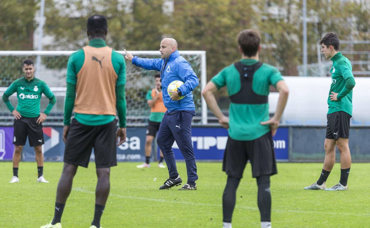 Javi Rozada se dirige a sus jugadores en un entrenamiento en La Albericia. 