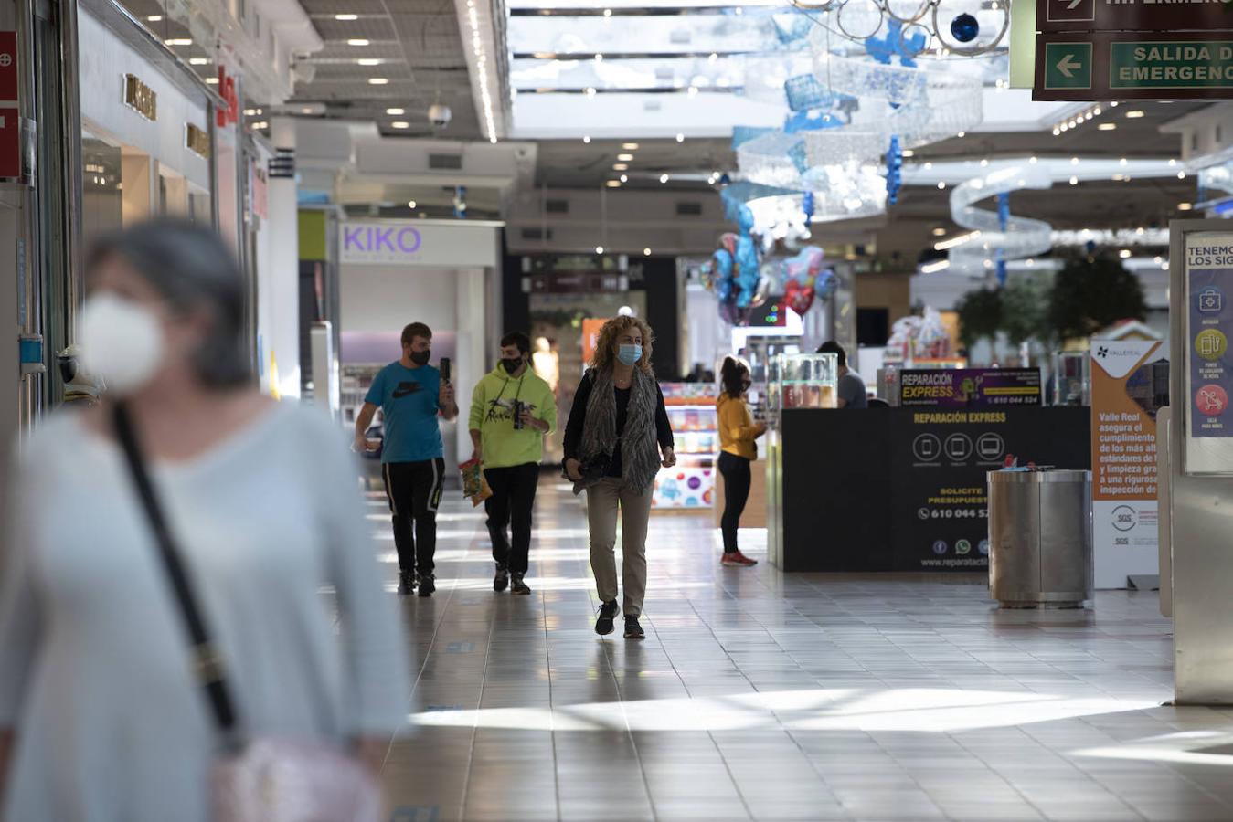 El cierre perimetral de municipios y la buena temperatura en el exterior, además de las propias precauciones por el covid, provocan que la apertura dominical de los centros comerciales haya contado con muy poca afluencia de compradores.