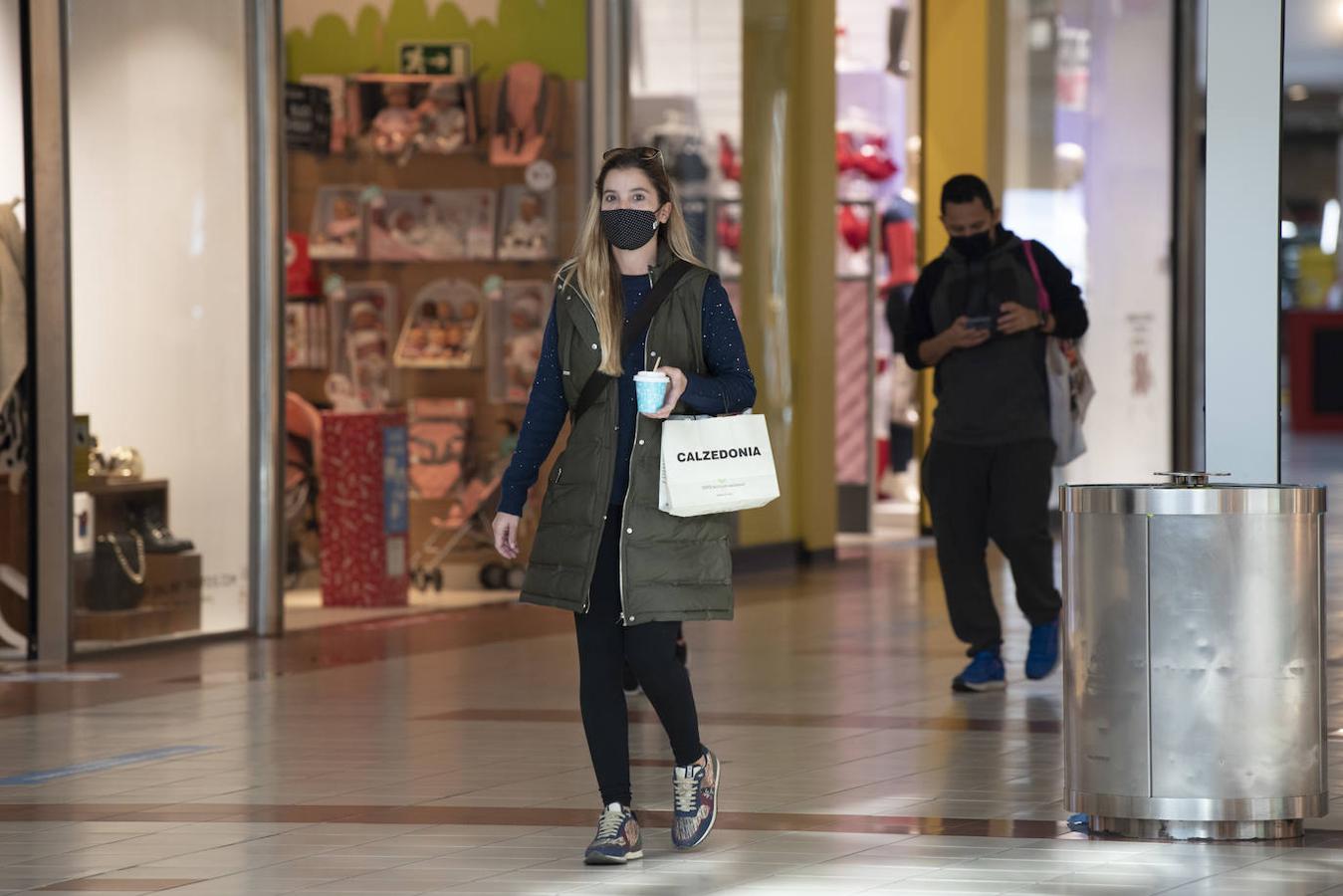 El cierre perimetral de municipios y la buena temperatura en el exterior, además de las propias precauciones por el covid, provocan que la apertura dominical de los centros comerciales haya contado con muy poca afluencia de compradores.