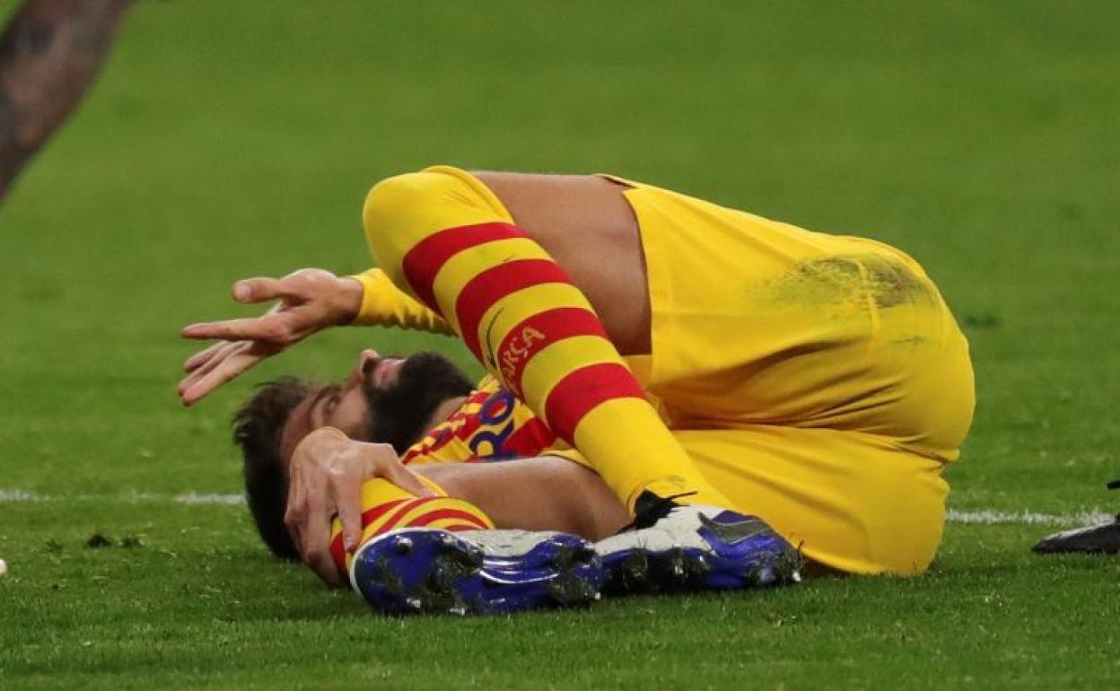 Gerard Piqué, tendido sobre el césped del Metropolitano. 