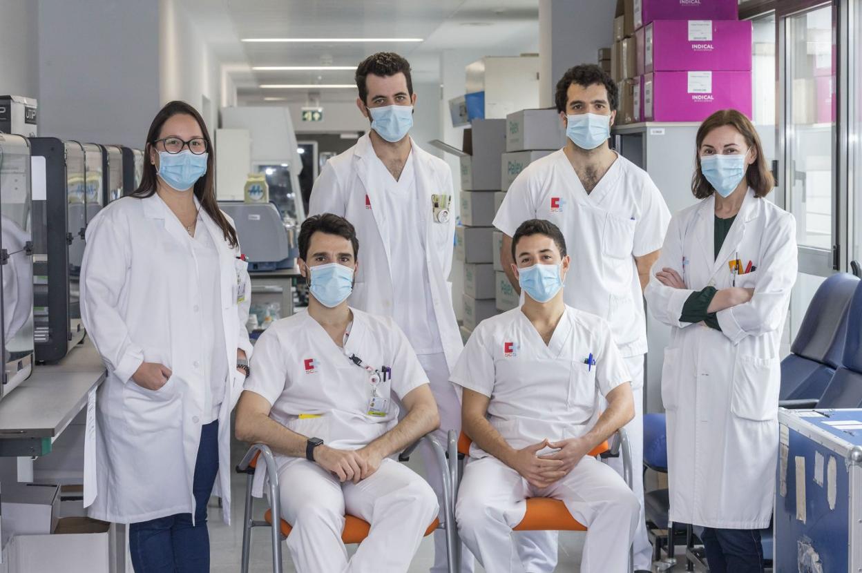 Los microbiólogos (arriba, izda.) María José Reina, Daniel Pablo (residente de último año), Sergio García, Mónica Gozalo, y abajo sentados, Jesús Rodríguez y José Manuel Méndez, en el laboratorio de Virología y Diagnóstico molecular del Hospital Valdecilla. 