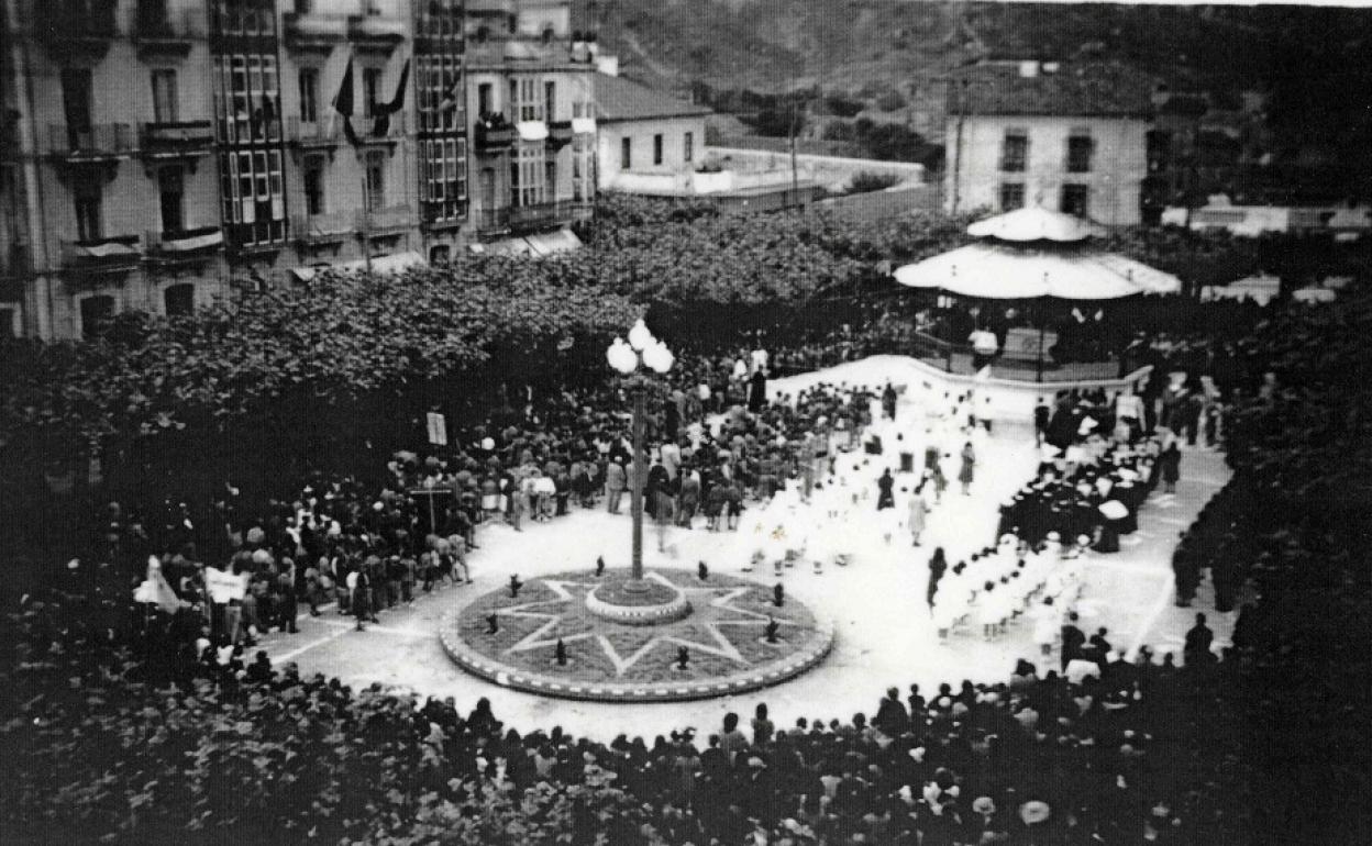 Acto religioso del Corpus Christi en la plaza de San Antonio en 1943. 