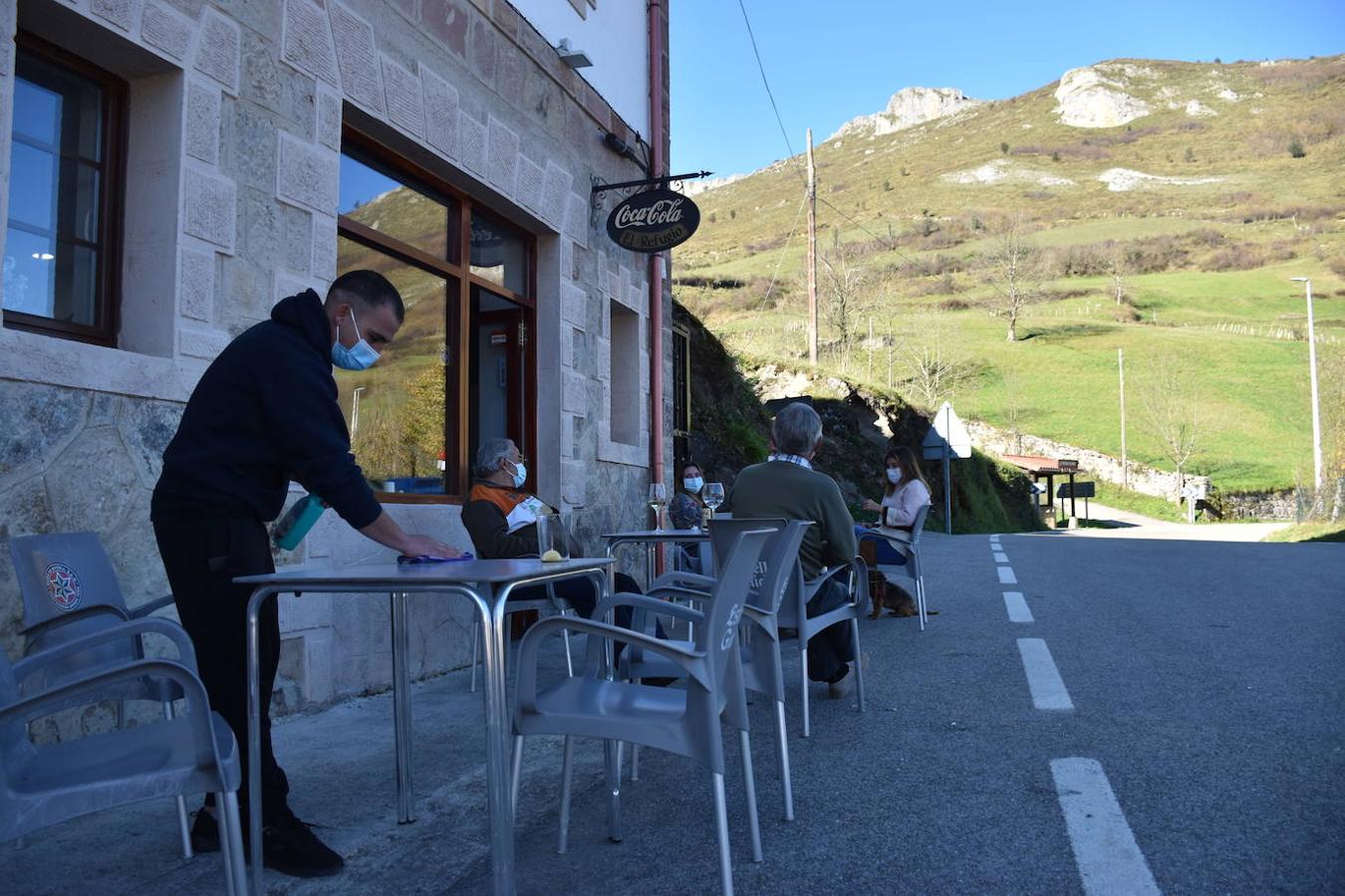 Este domingo los únicos que podían acudir a la terraza del bar de La Lastra (Tudanca) eran los vecinos del municipio y los cazadores, que tenían faena por la zona y están exentos del cierre perimetral