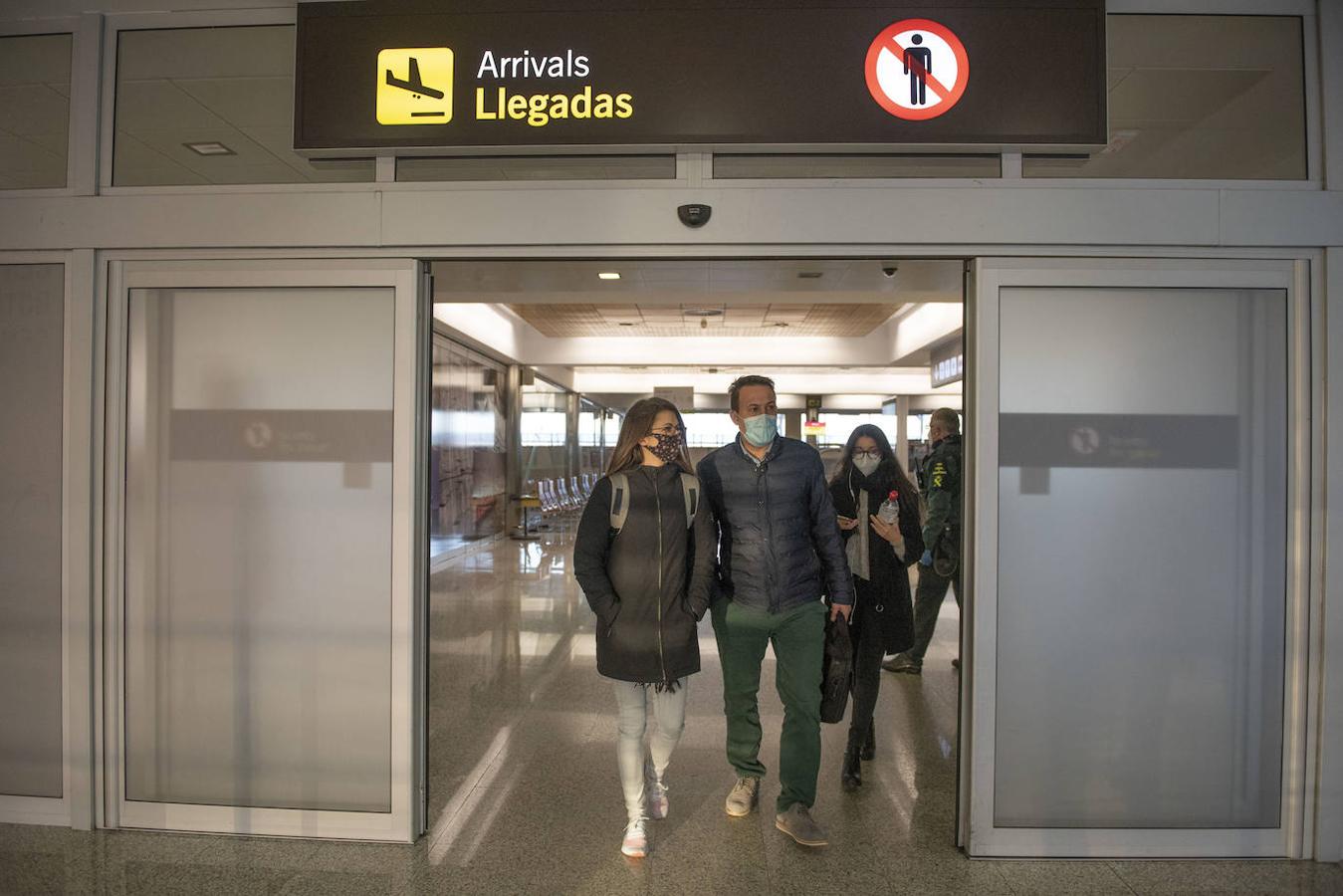 El aeropuerto Seve Ballesteros exige pruebas PCR a los viajeros procedentes de zonas de riesgo.