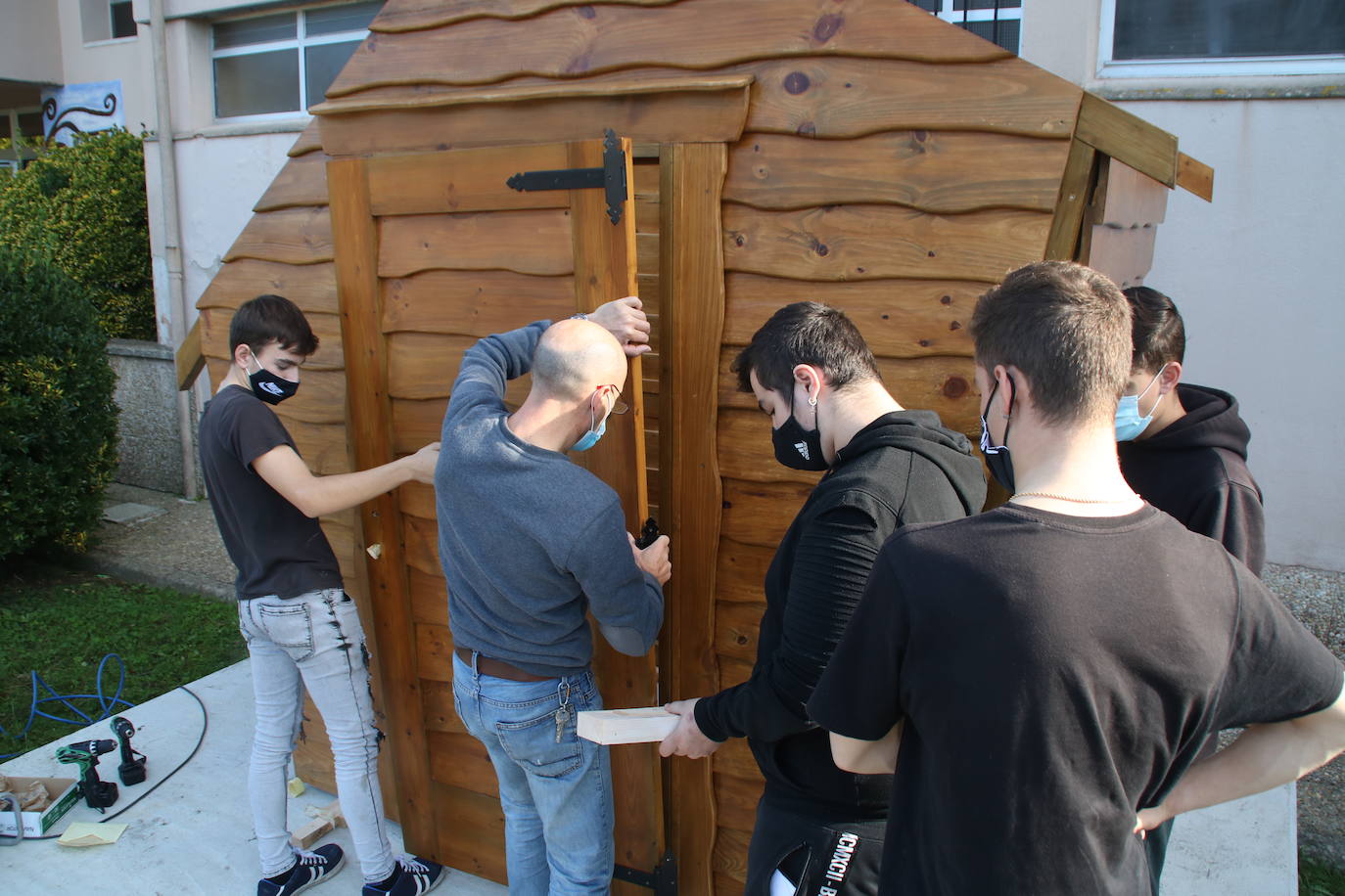 Construcción de una caseta de madera, cuyo diseño e instalación lo realizaron los alumnos de Formación Profesional Básica de ciclo de Madera del IES Ricardo Bernardo