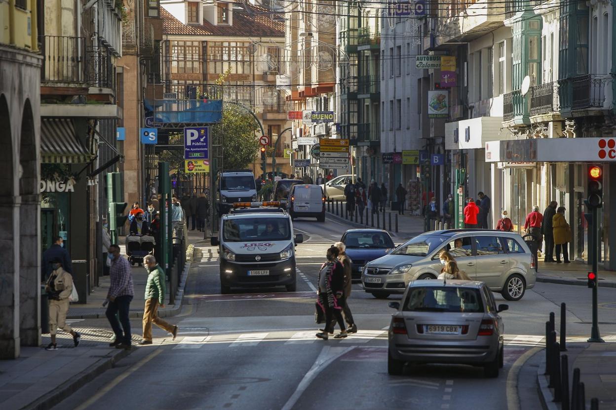 Vehículos y peatones en el cruce entre las calles José María Pereda y Ruiz Tagle, en el centro de la ciudad.