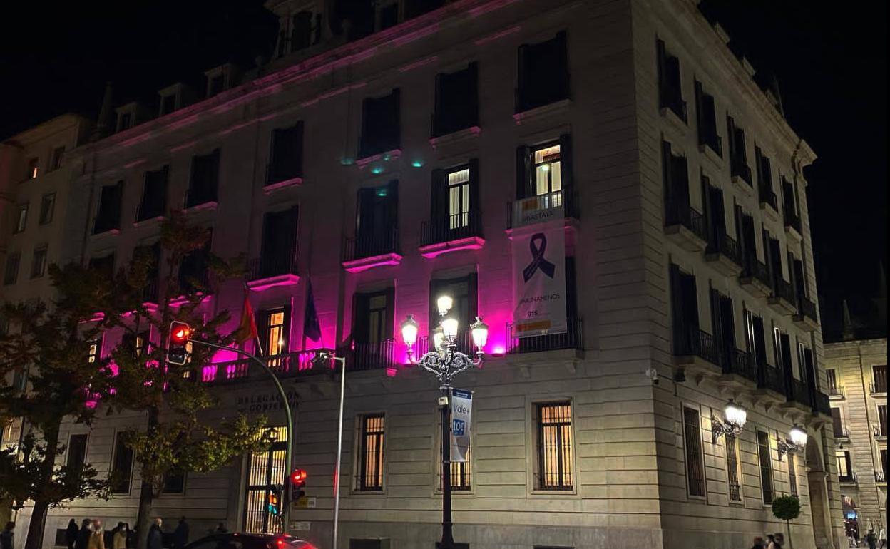 La fachada de la Delegación se ilumina de morado por primera vez para conmemorar el 25N