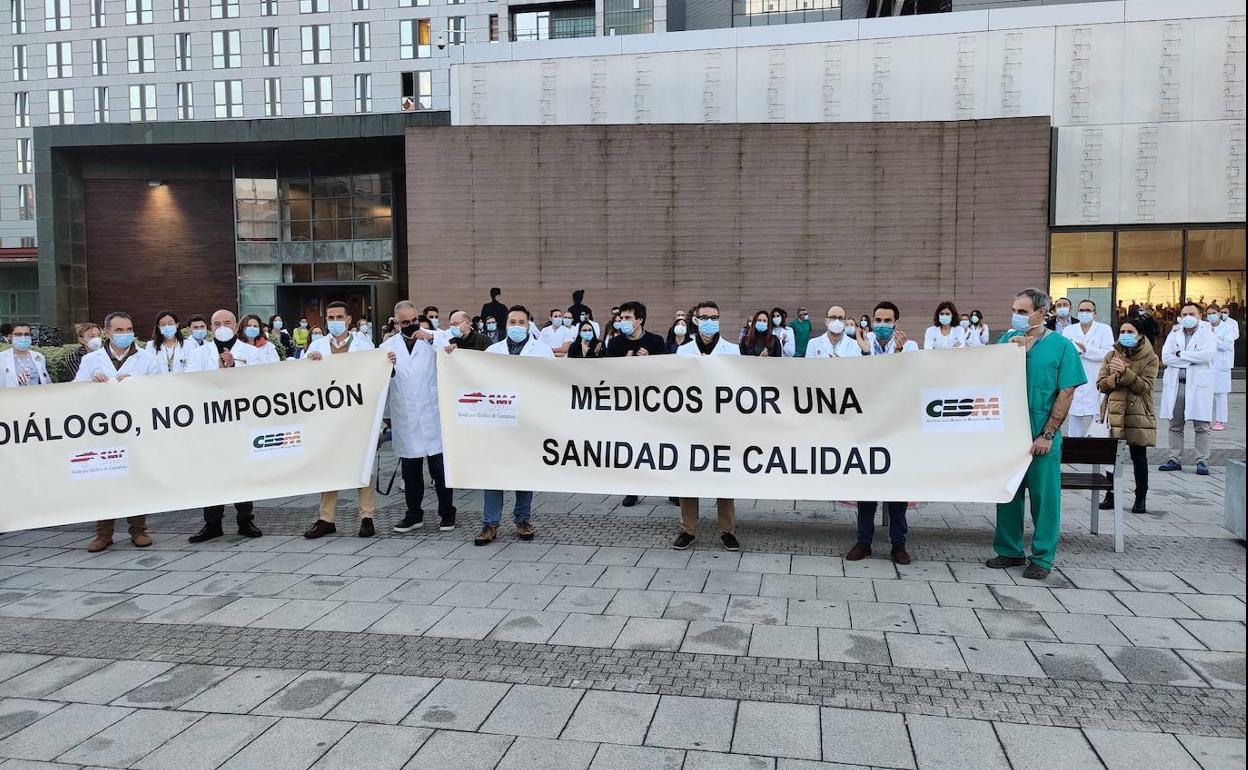 Médicos cántabros se concentran ante los centros sanitarios para pedir la retirada del decreto sobre contratación