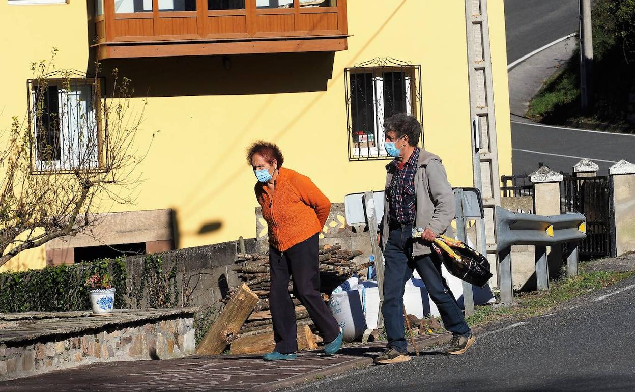 Dos vecinas caminan por Pesquera, uno de los 29 municipios en riesgo de despoblamiento, ubicado en la Montaña Central.