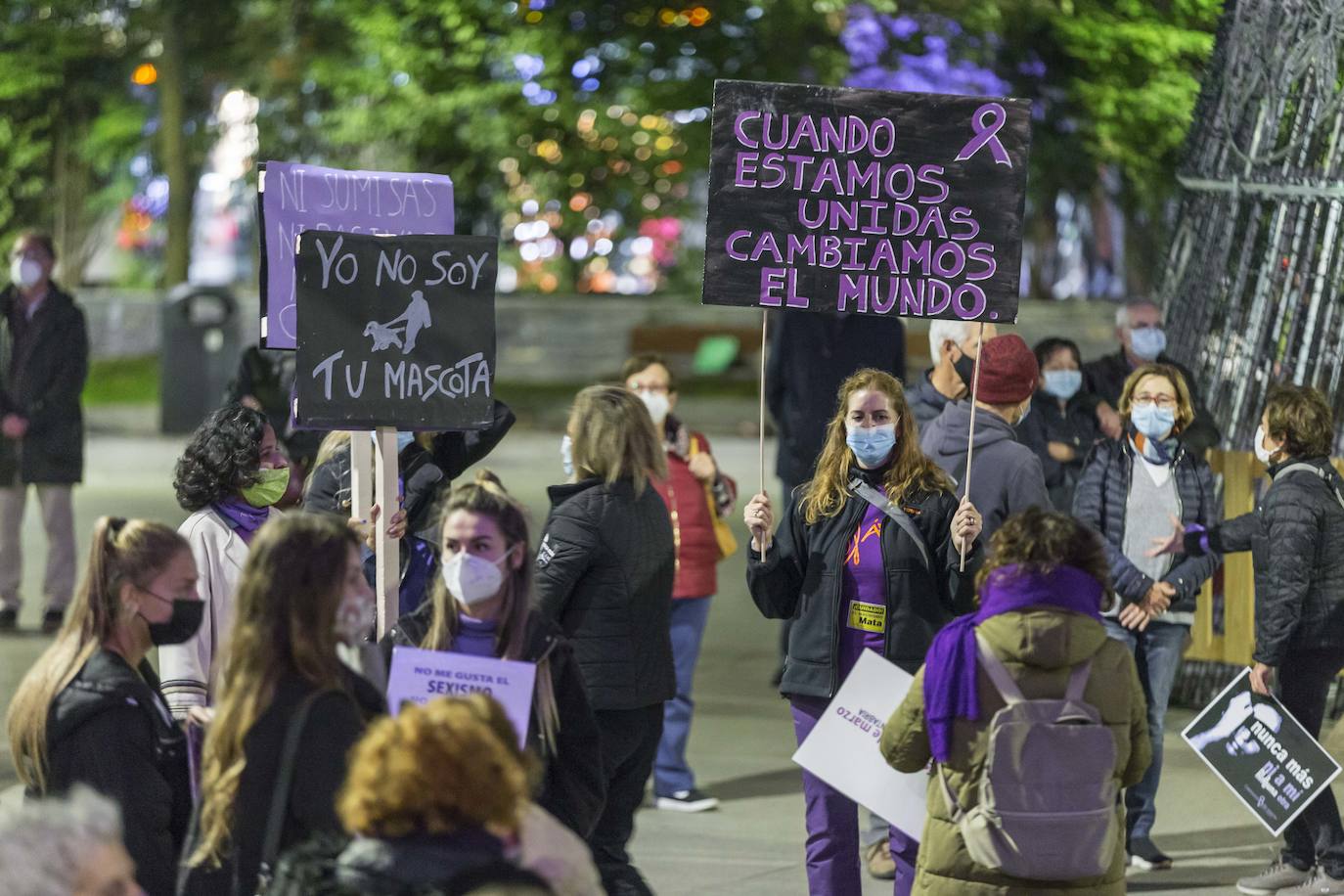 La plaza del Ayuntamiento de Santander ha acogido esta tarde una concentración para conmemorar el Día Internacional para la Eliminación de la Violencia contra las Mujeres