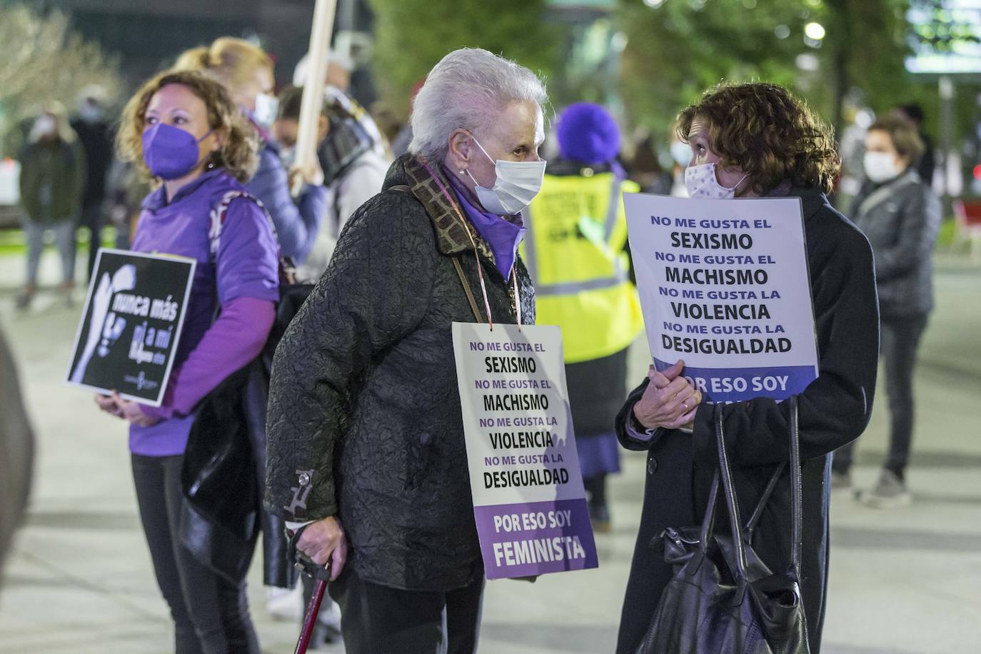 La plaza del Ayuntamiento de Santander ha acogido esta tarde una concentración para conmemorar el Día Internacional para la Eliminación de la Violencia contra las Mujeres