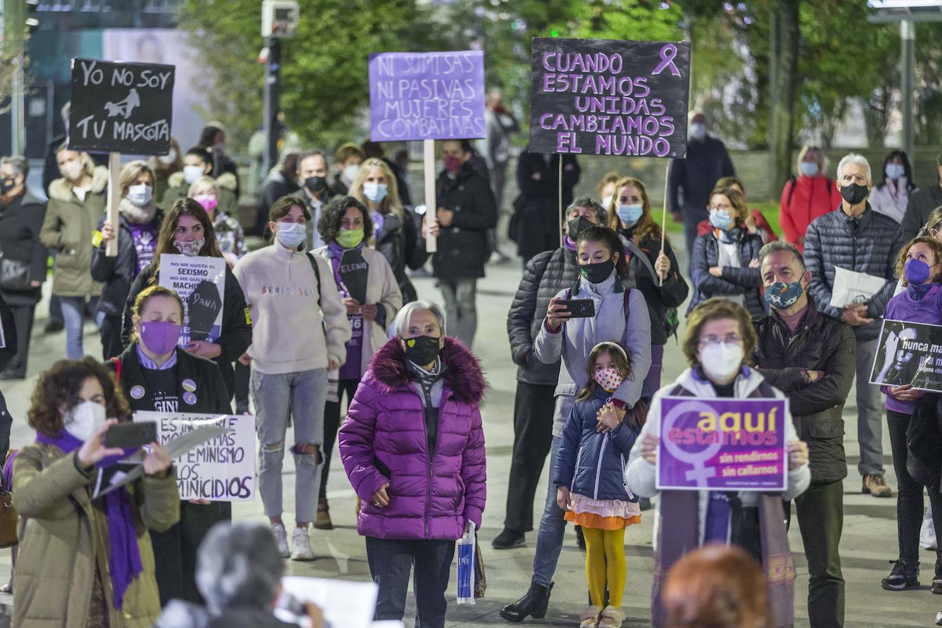 La plaza del Ayuntamiento de Santander ha acogido esta tarde una concentración para conmemorar el Día Internacional para la Eliminación de la Violencia contra las Mujeres