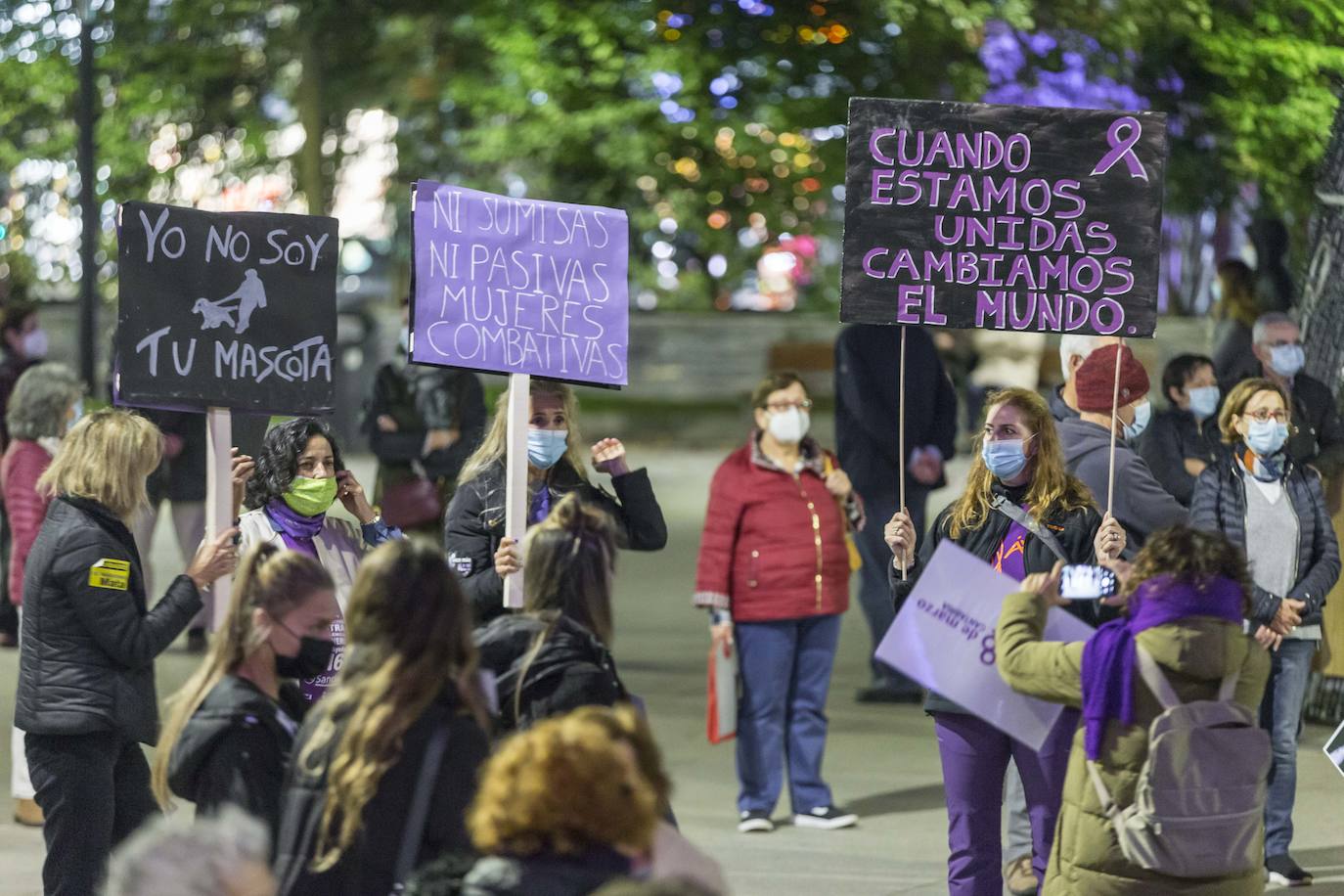 La plaza del Ayuntamiento de Santander ha acogido esta tarde una concentración para conmemorar el Día Internacional para la Eliminación de la Violencia contra las Mujeres