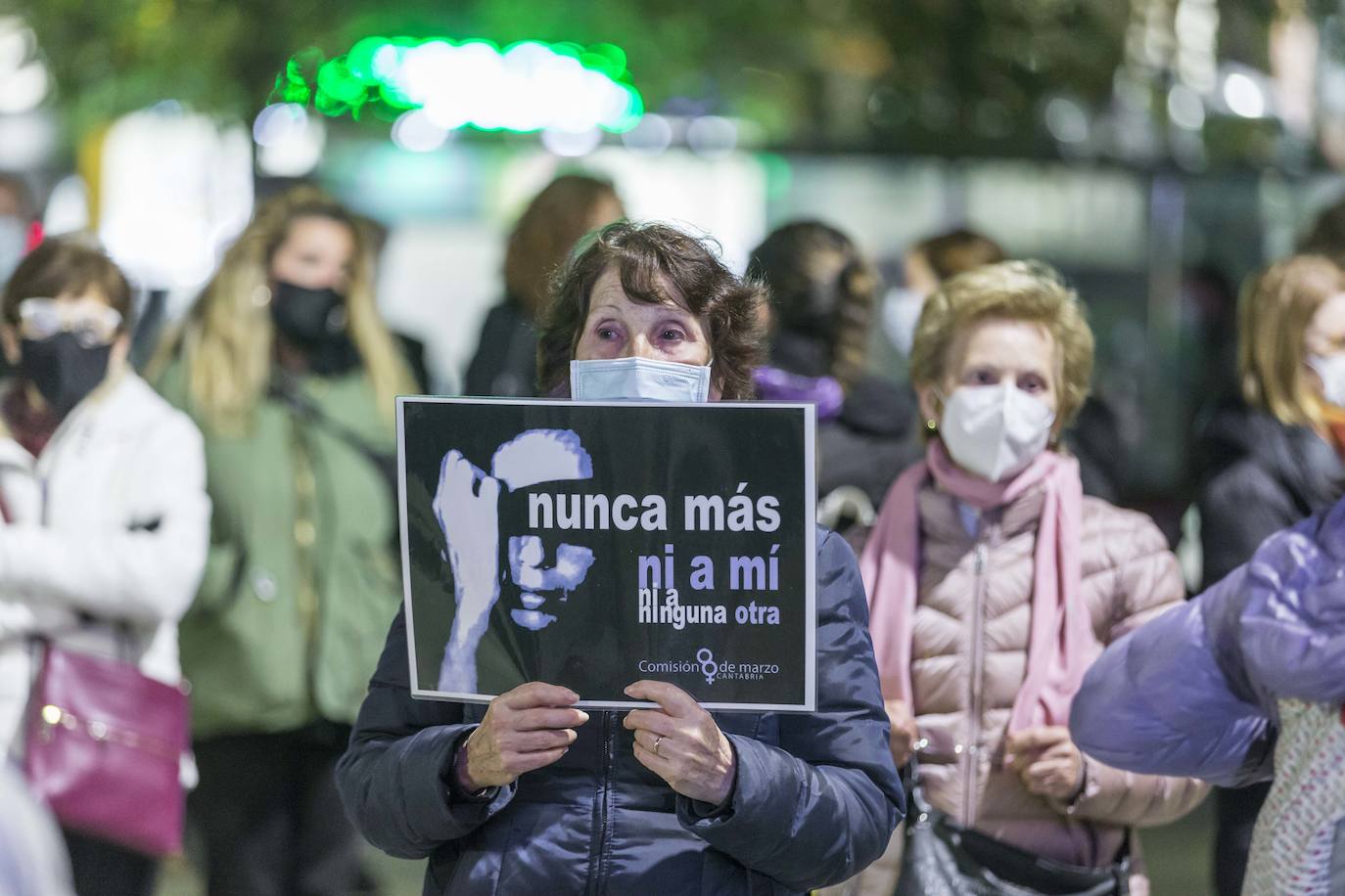 La plaza del Ayuntamiento de Santander ha acogido esta tarde una concentración para conmemorar el Día Internacional para la Eliminación de la Violencia contra las Mujeres