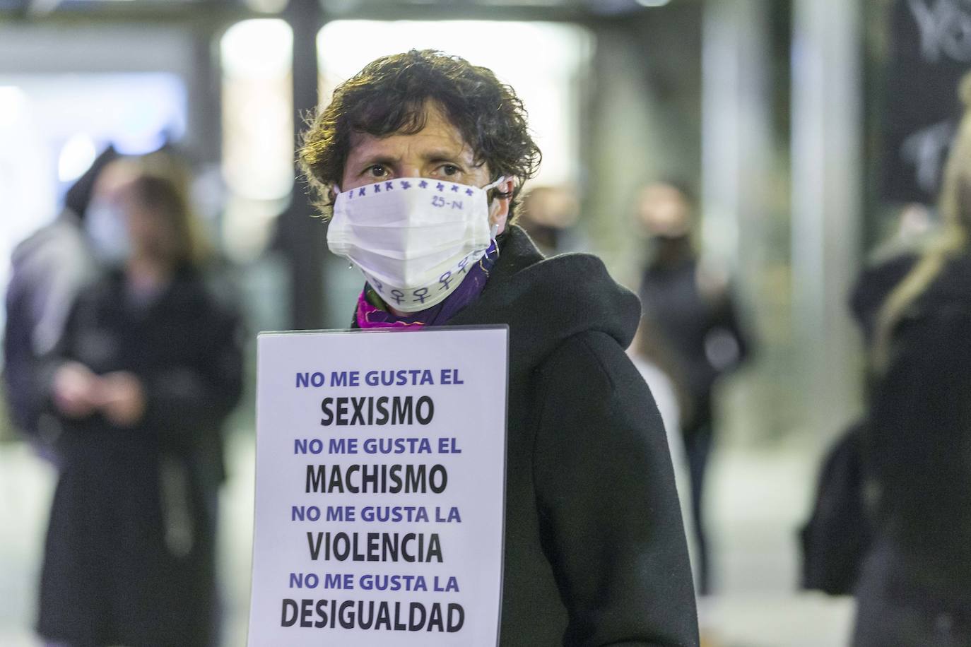 La plaza del Ayuntamiento de Santander ha acogido esta tarde una concentración para conmemorar el Día Internacional para la Eliminación de la Violencia contra las Mujeres