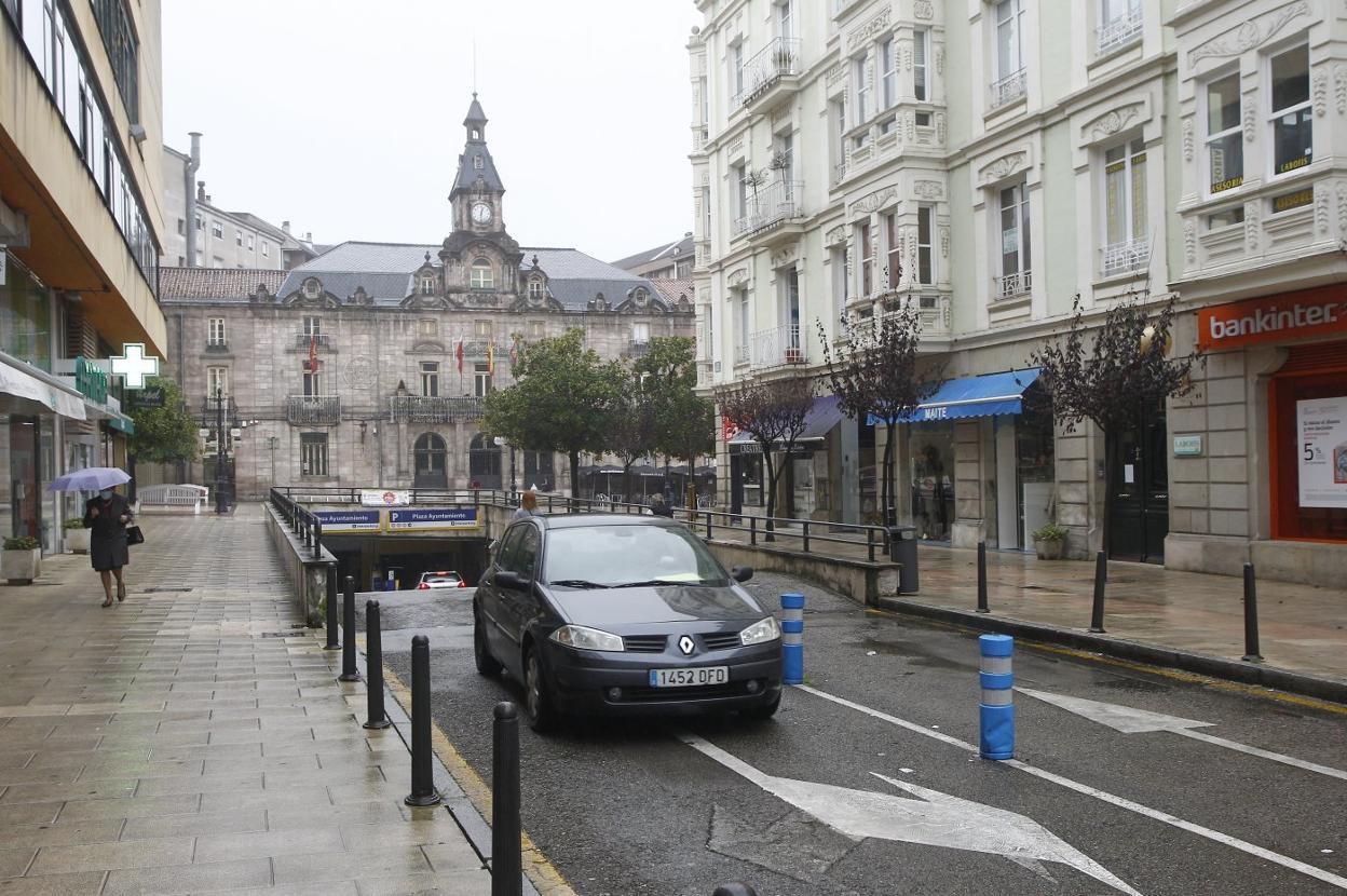 Un vehículo sale del aparcamiento subterráneo del Bulevar Demetrio Herrero.