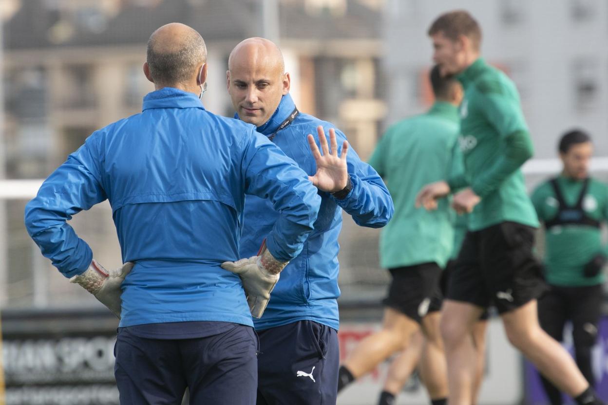 Javi Rozada habla con el entrenador de porteros, Pedro Dorronsoro.