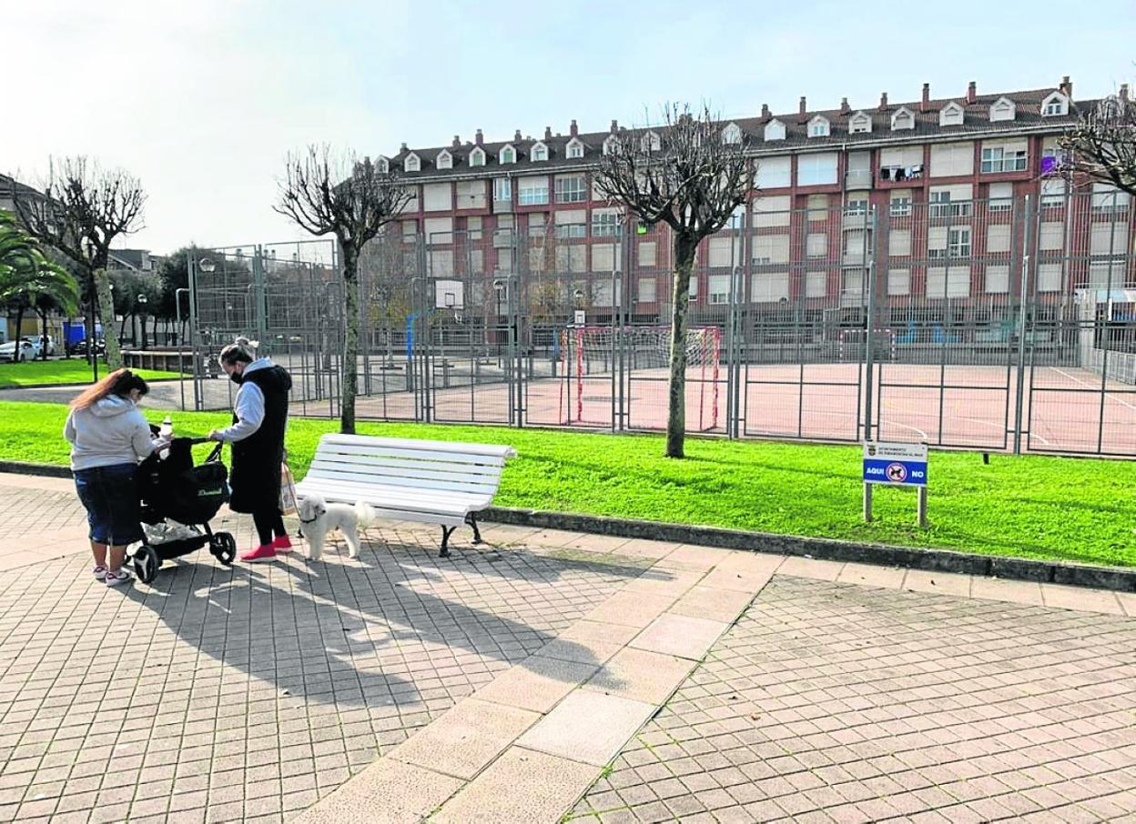 Plaza de Somo en la que el próximo año el equipo de gobierno espera realizar obras de remodelación.