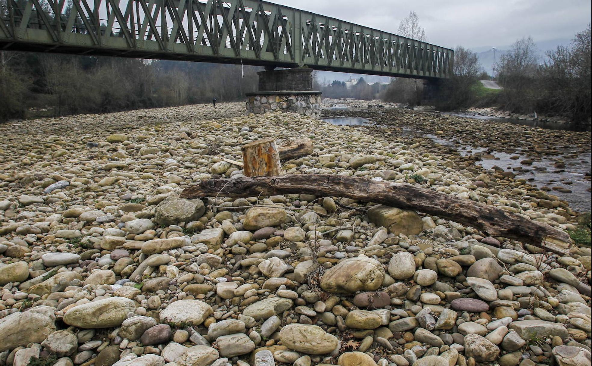 El río Pas con sequía a su paso por San Vicente de Toranzo en una imagen de enero de 2019.