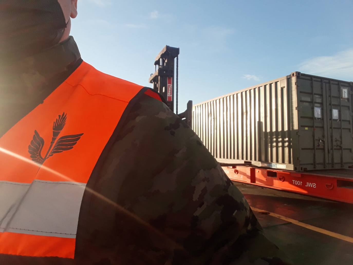 La Fuerza Logística Operativa del Ejército de Tierra dirigió y coordinó las labores logísticas relativas al desembarque de los 62 vehículos y 19 contenedores transportados en el barco Ro-Ro Passenger 'Gute', que venía de Lituania de participar en unos ejercicios de la OTAN.