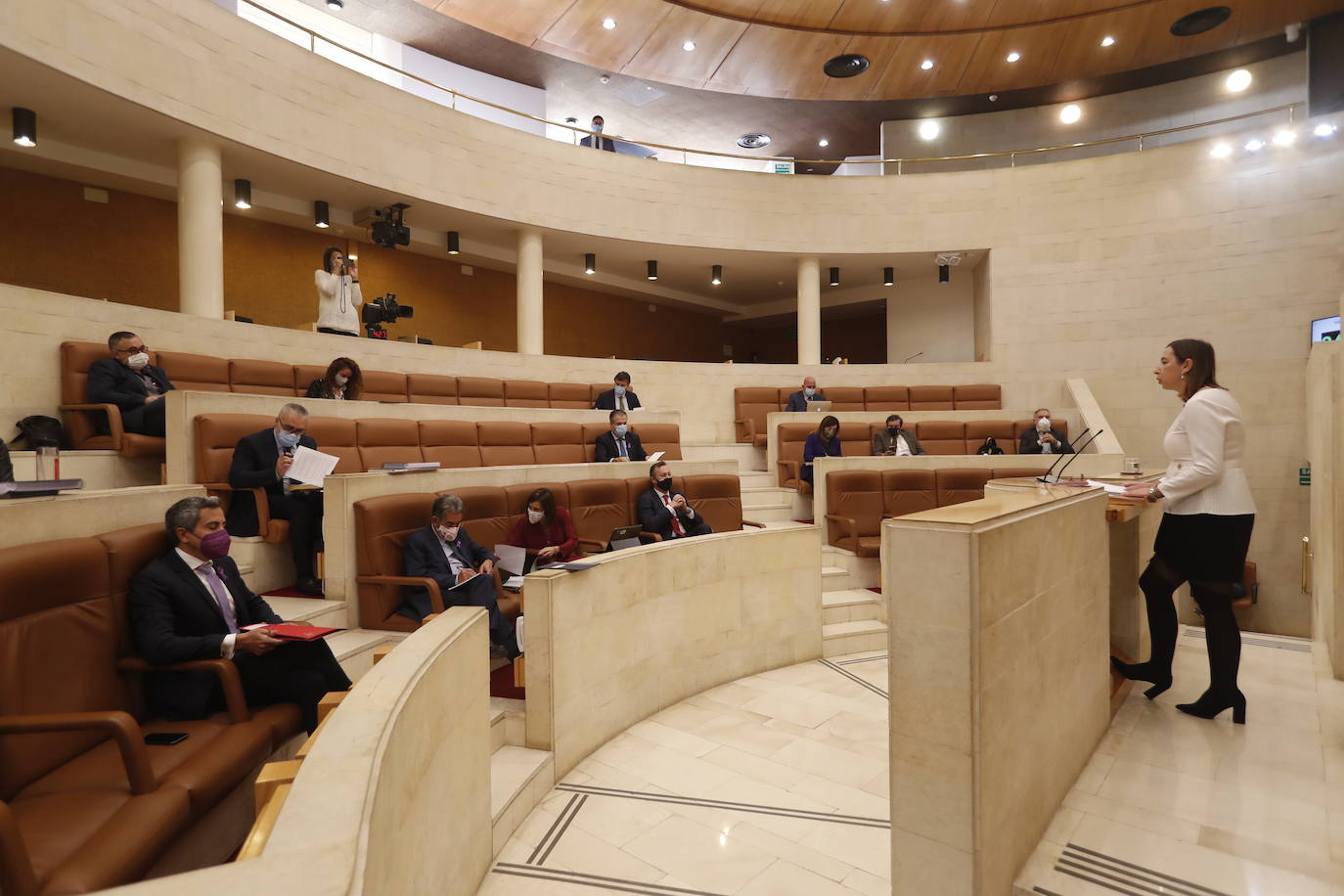 El Parlamento de Cantabria ha acogido esta mañana el Pleno para debatir las enmiendas a la totalidad a los Presupuestos de Cantabria para 2021 que han presentado PP y Vox.