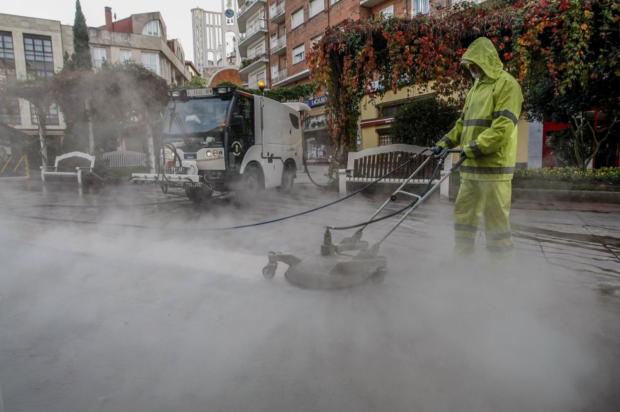 Un trabajador del servicio de limpieza viaria trabaja con una máquina en los jardines de Pequeñeces. 