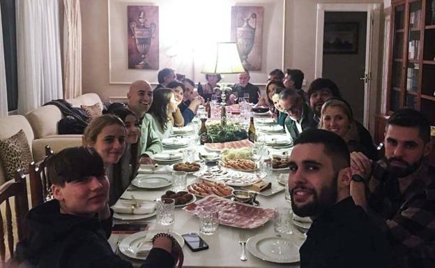 La mesa de los 'mayores' (había otra con niños) en la casa de los Dirube-Rivas las pasadas fiestas. 