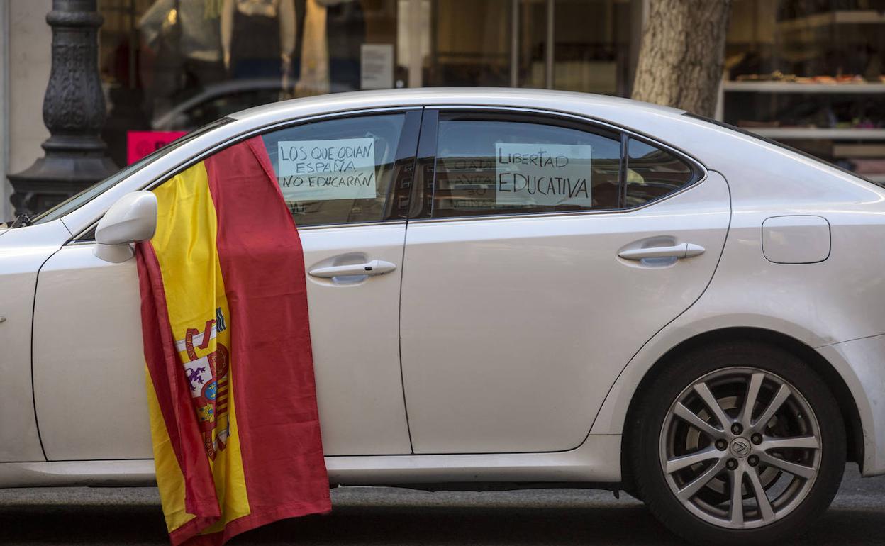 Uno de los cientos de vehículos que participaron el pasado domingo en la manifestación del pasado domingo en Santander contra la Ley Celaá