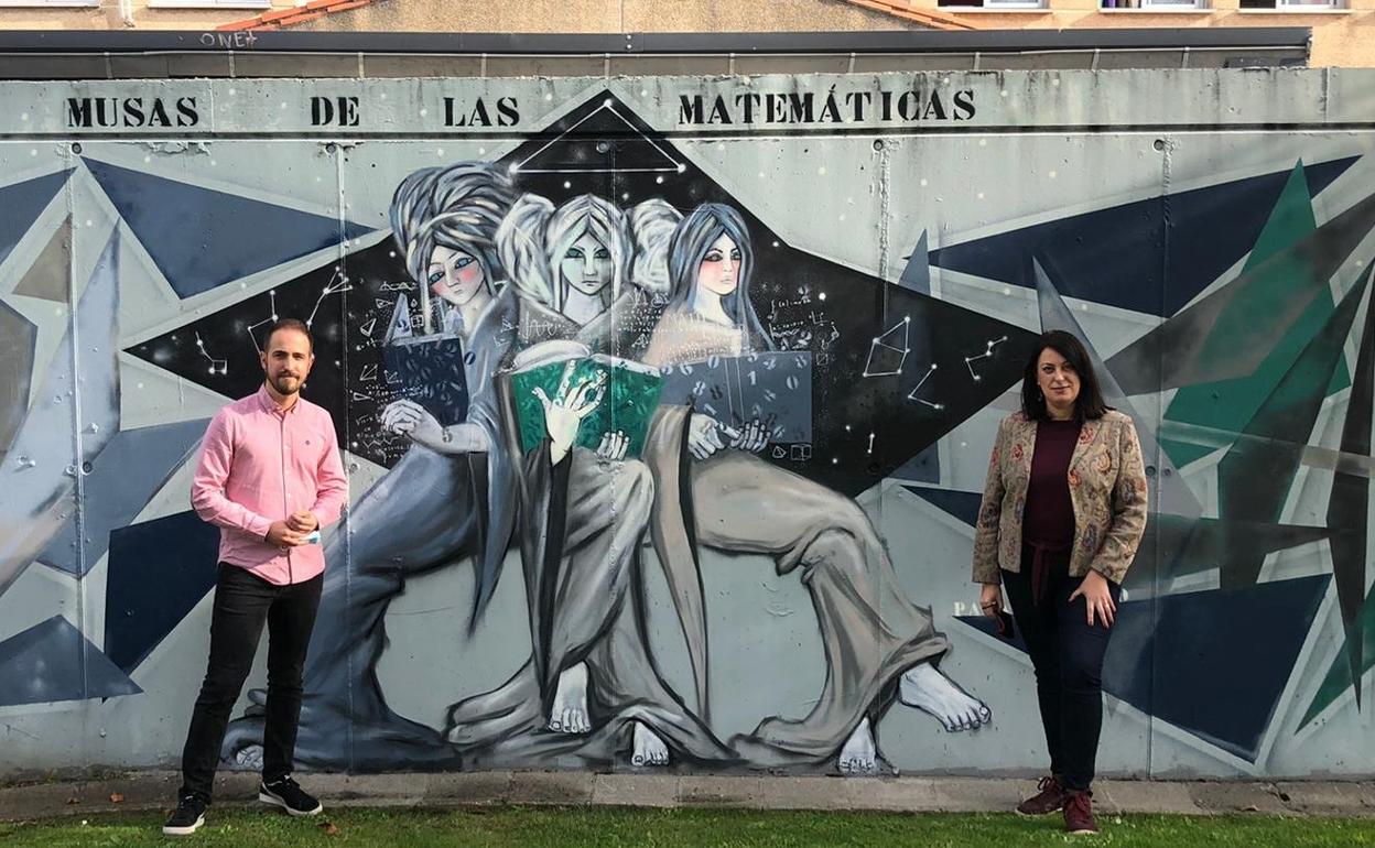 Luis del Piñal, concejal de Obras y Participación Ciudadana, junto a la concejala de Cultura, Nuria Cardenal, frente a uno de los murales.