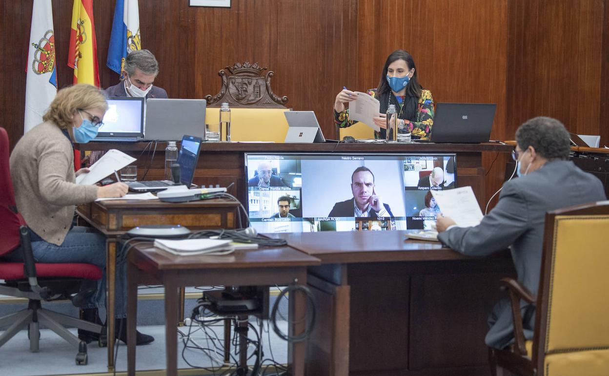 Parte de los concejales participa en el pleno de forma telemática. 