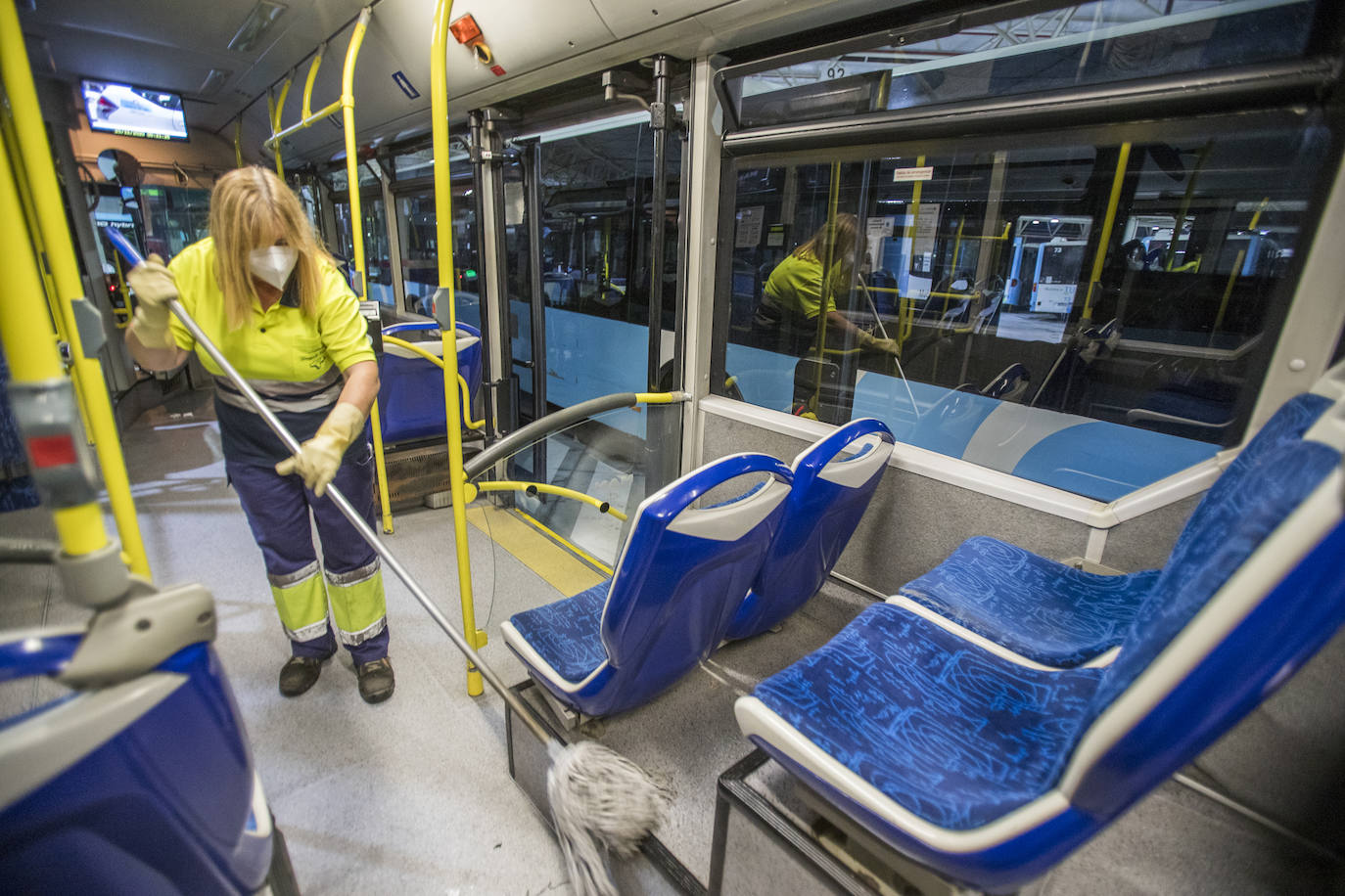 Cada noche se limpia y se fumiga entre 70 y 80 autobuses urbanos de Santander en las cocheras de Peñacastillo.