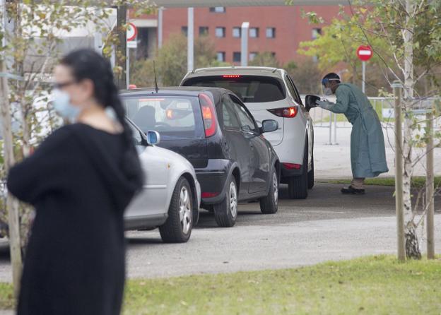 Un estudio del Idival y la UC vincula la incidencia del covid a una menor renta en los hogares