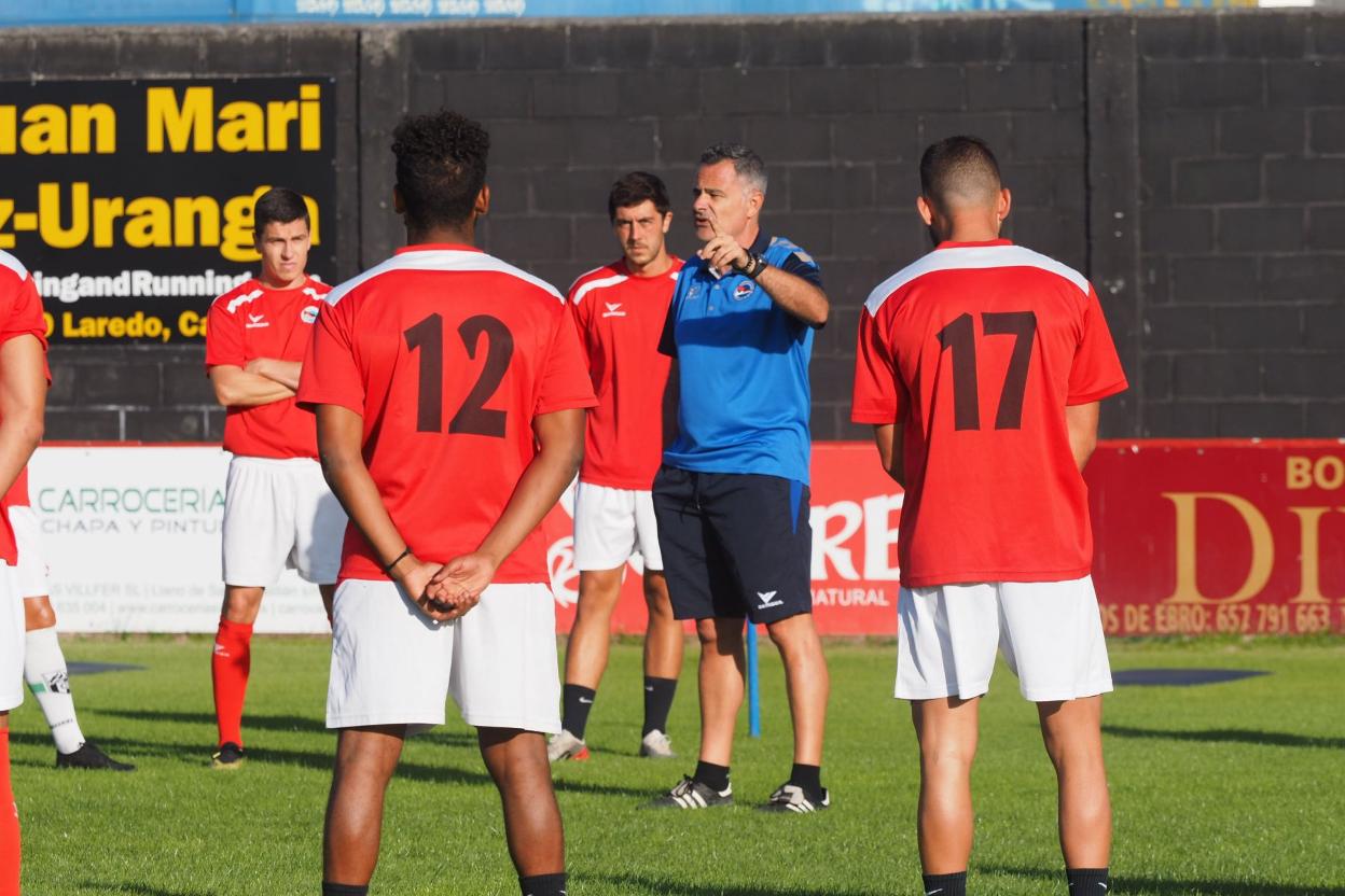 Manu Calleja, entrenador del Laredo, imparte instrucciones. 