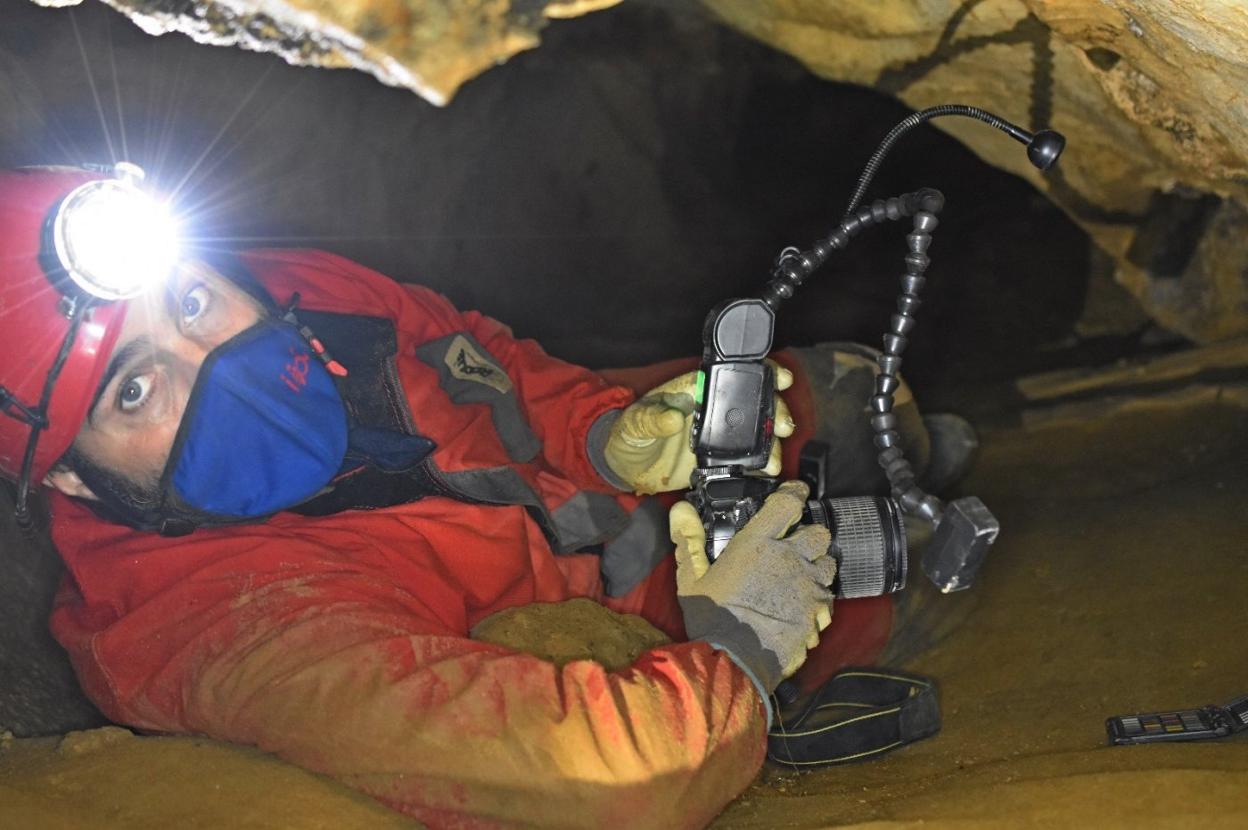 El arqueólogo Diego Gárate, que dirige la investigación en la cueva de Micolón, en la cavidad. 