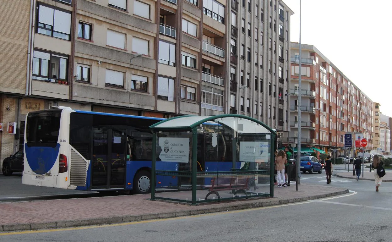 Parada de la linea de autobús que conecta con Laredo. 