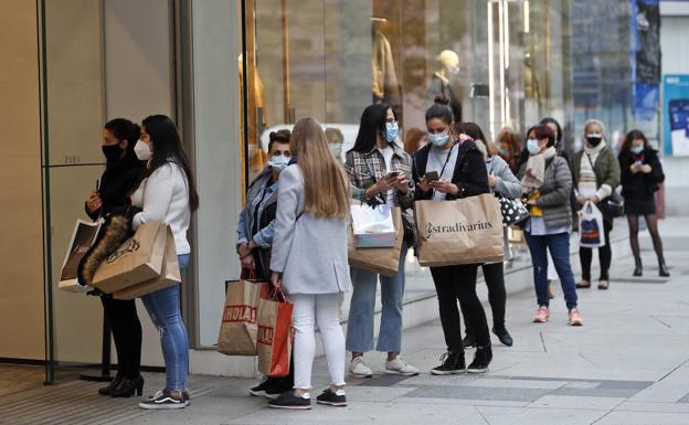 Imagen principal - El Black Friday reactiva las compras en Santander, pero no tanto como otros años