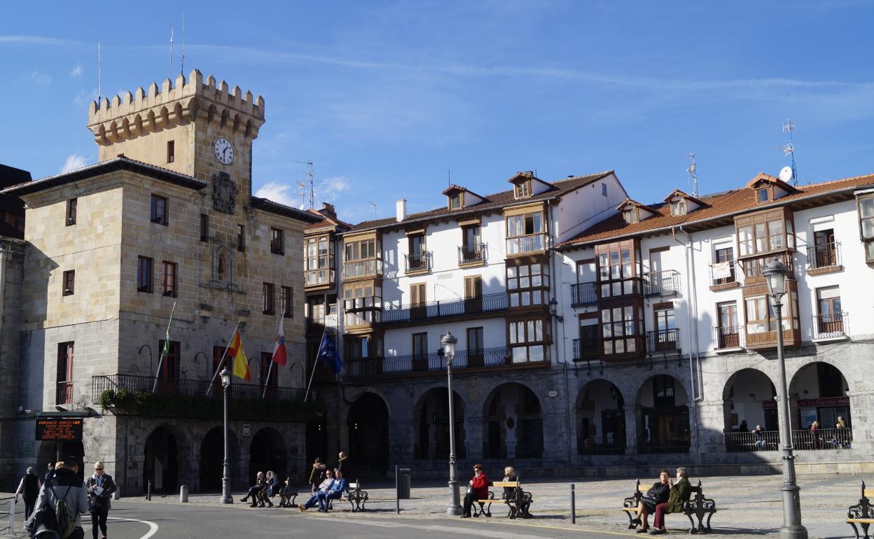 El Ayuntamiento de Castro y la plaza.