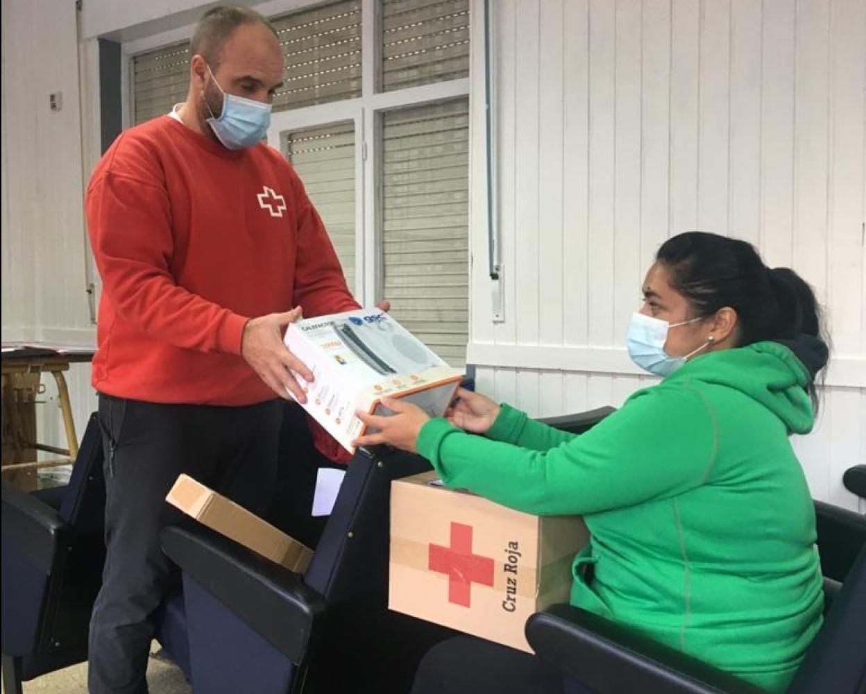 Entrega de uno de los kits en Potes por Cruz Roja Cantabria 