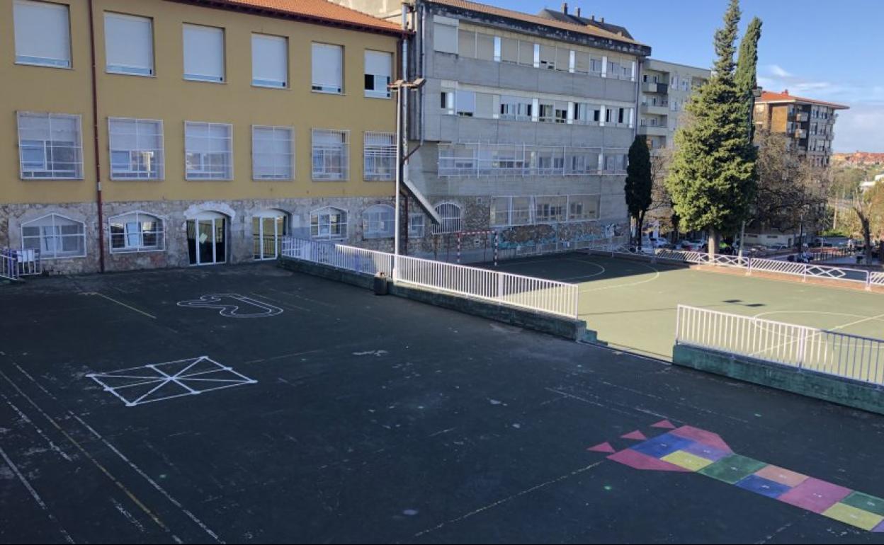 Propuesta para cubrir el patio del colegio Fernando de los Ríos fue rechazada por la oposición debido a que, según el PSOE, no es una medida primordial.