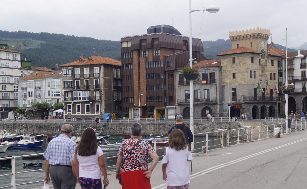 Una familia pasea por el entorno portuario.