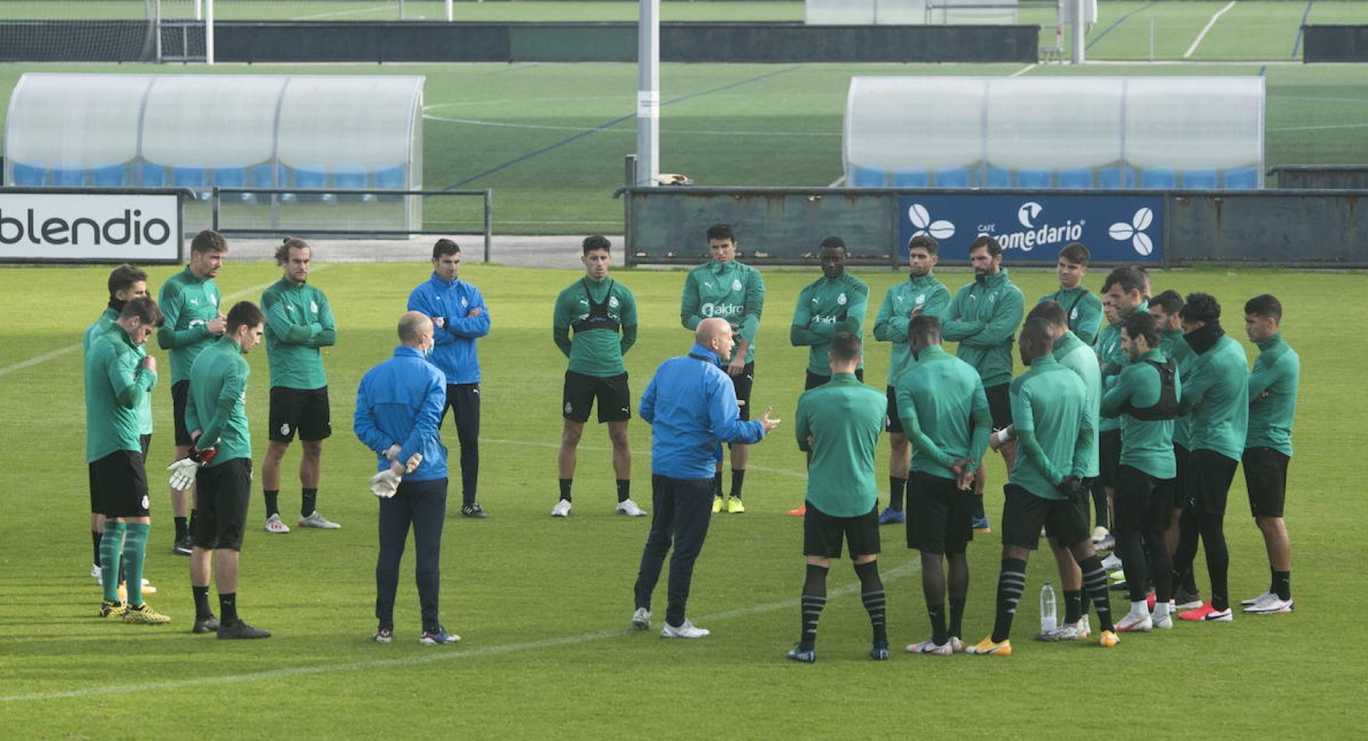 Javi Rozada se dirige a sus jugadores en La Albericia, junto a parte de su cuerpo técnico. maría gil