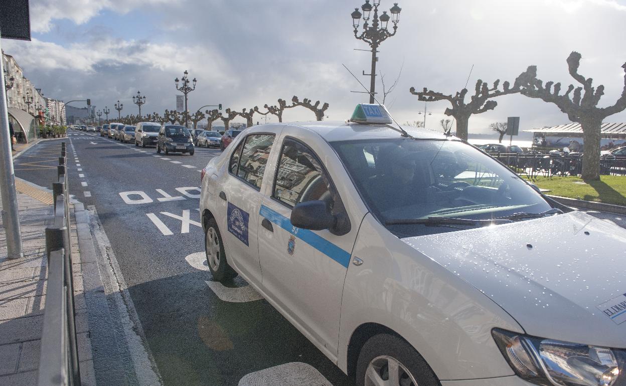 Taxi circulando por su carril Santander.