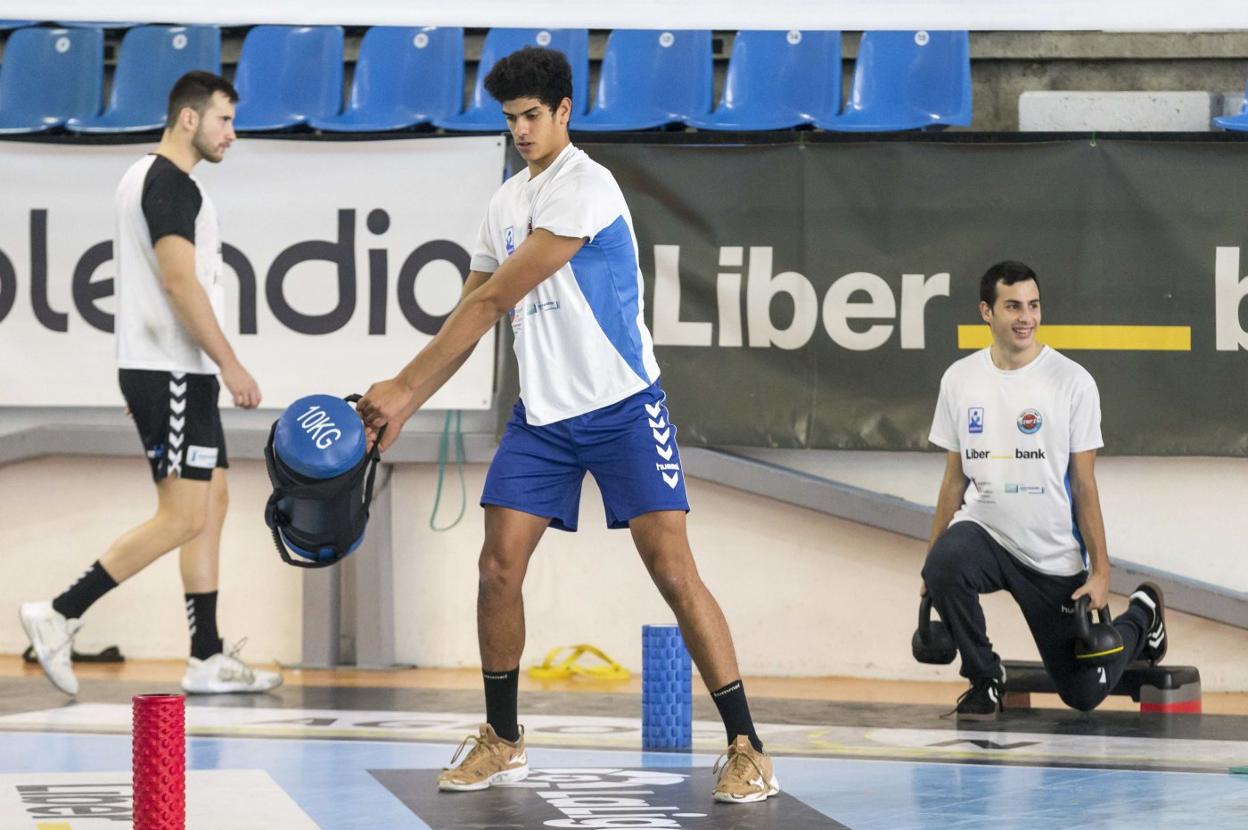 Leonardo Alonso realiza un ejercicio en un entrenamiento del Liberbank Cantabria Sinfín. 