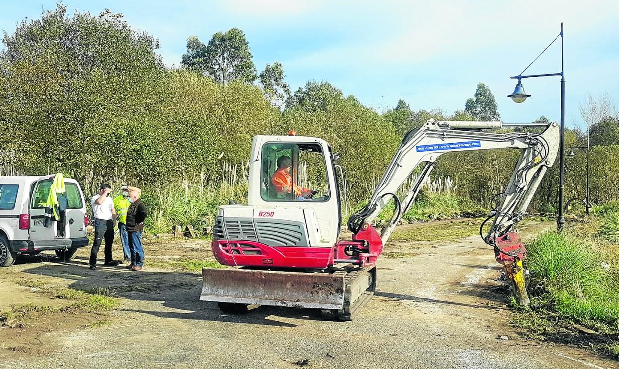 Las máquinas han comenzado a trabajar para desmantelar los viales de la urbanización de Santa Marina.