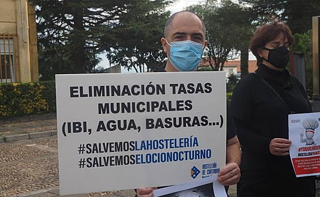 Protesta de hosteleros junto al Ayuntamiento de Camargo el jueves por la mañana.