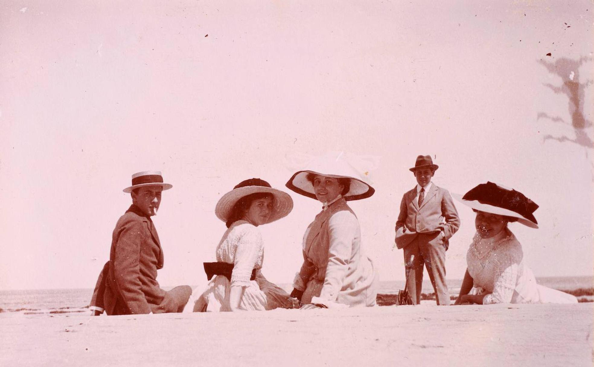 Antonio Sánchez de Movellán con Belina y amigos en la playa de Oyambre, 1924. 