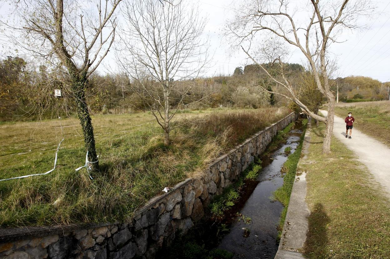 El arroyo El Cristo separa la parcela de la finca del 'Roblón', a la derecha, cerca del Barrio Covadonga.