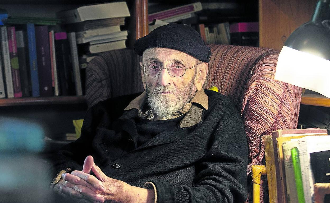 Álvaro Pombo, fotografiado en el salón de su casa donde hace prácticamente toda su vida. 