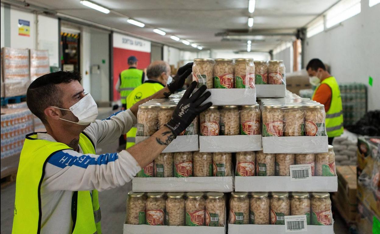 Voluntarios del Banco de Alimentos, trabajando en su última campaña 